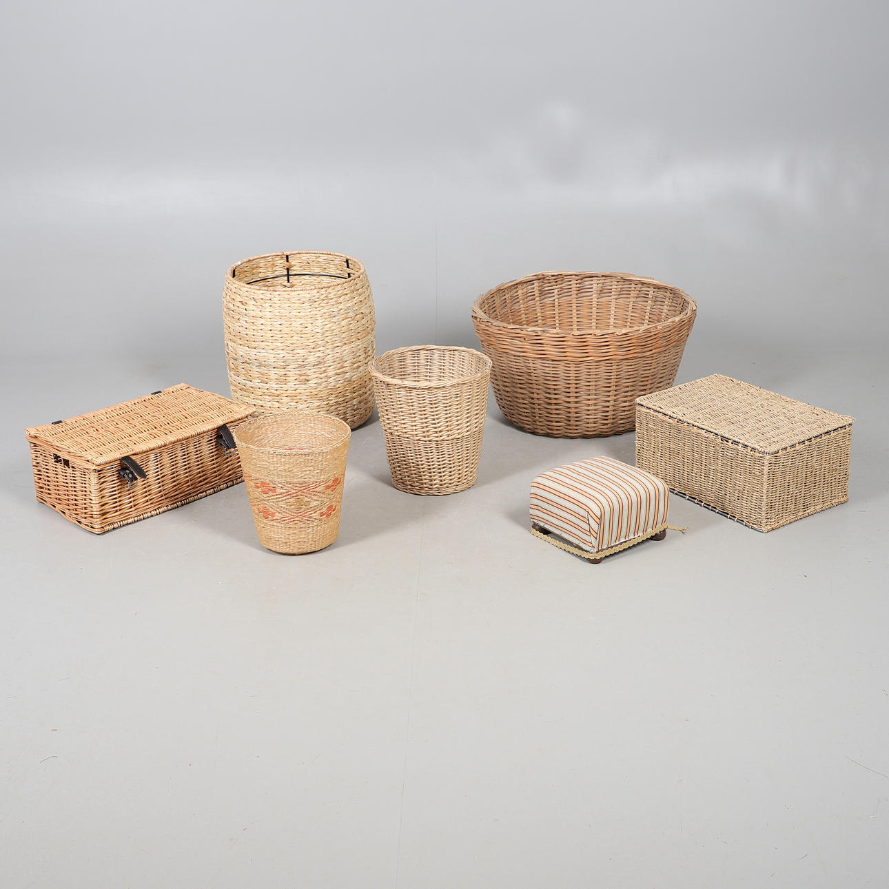A GROUP OF WICKER AND BASKETWARE ITEMS.