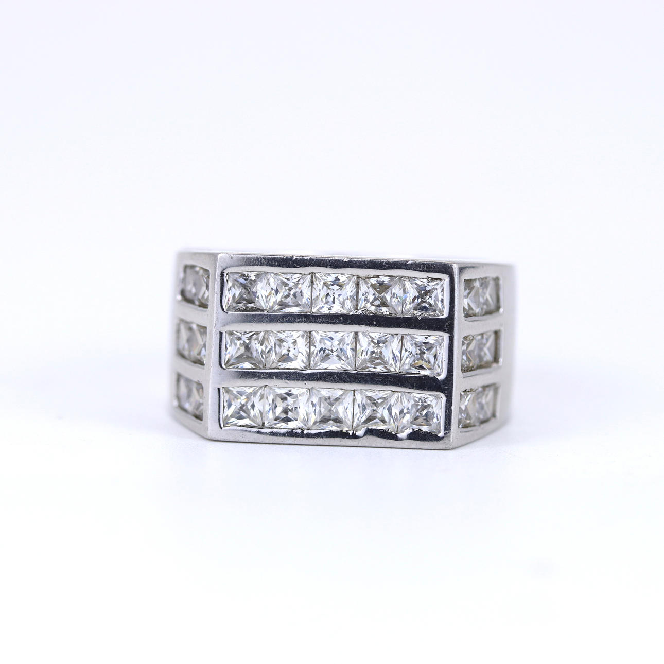 HEAVY SILVER CUBIC ZIRCONIA SET RING.