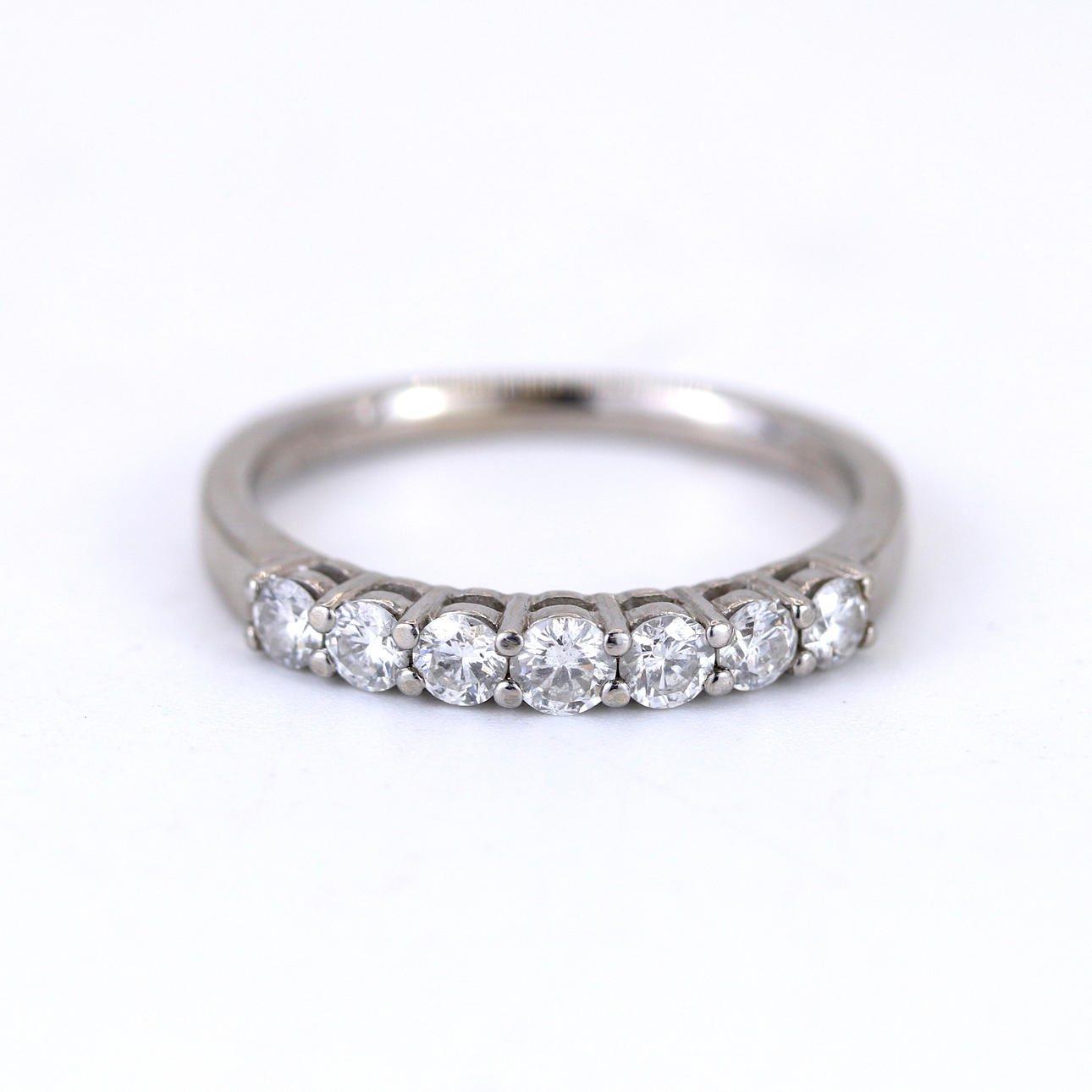 18CT WHITE GOLD DIAMOND SET RING.
