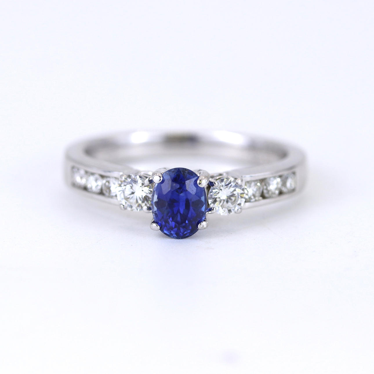 14CT WHITE GOLD SAPPHIRE & DIAMOND SET RING.