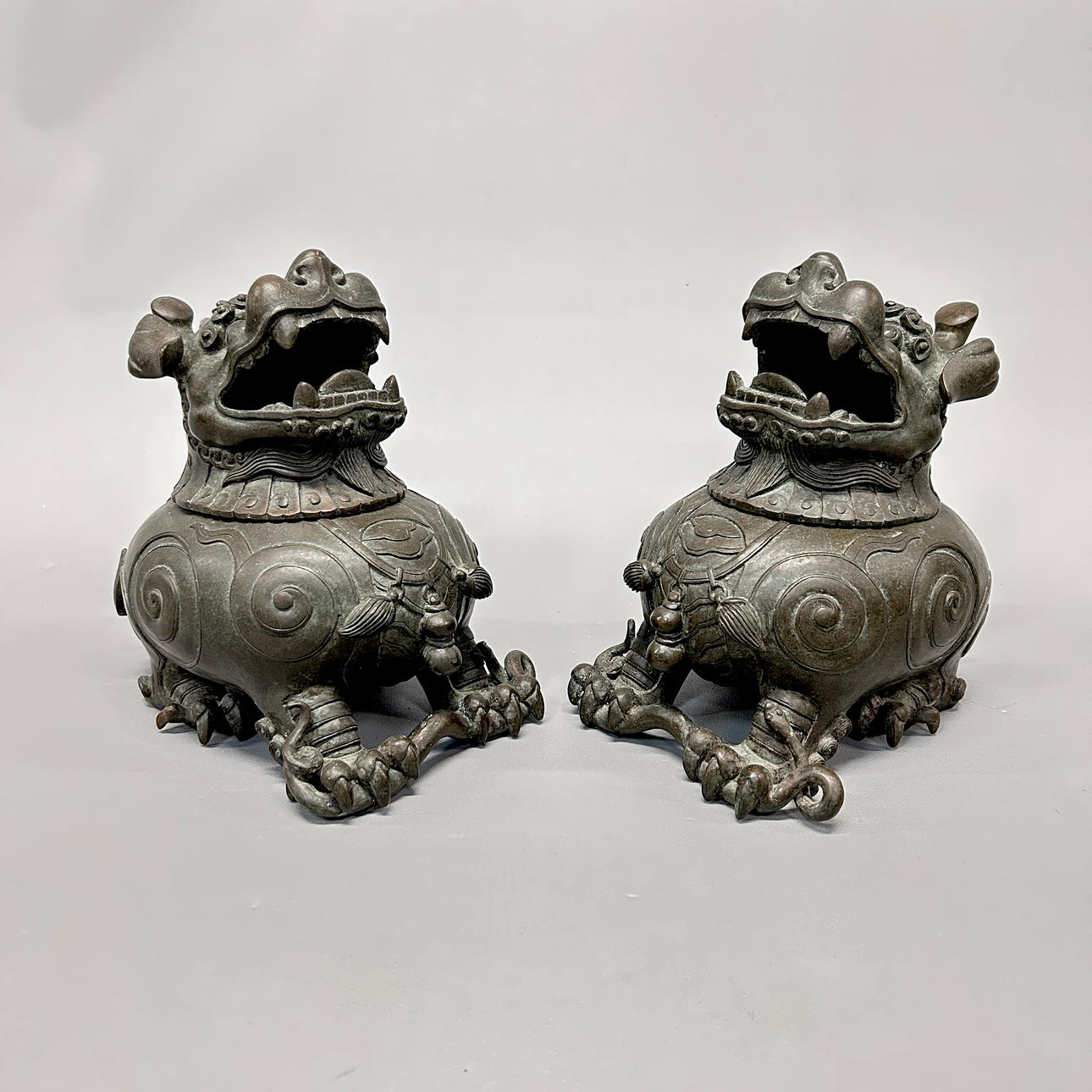 CHINESE BRONZE LIDDED CENSERS.