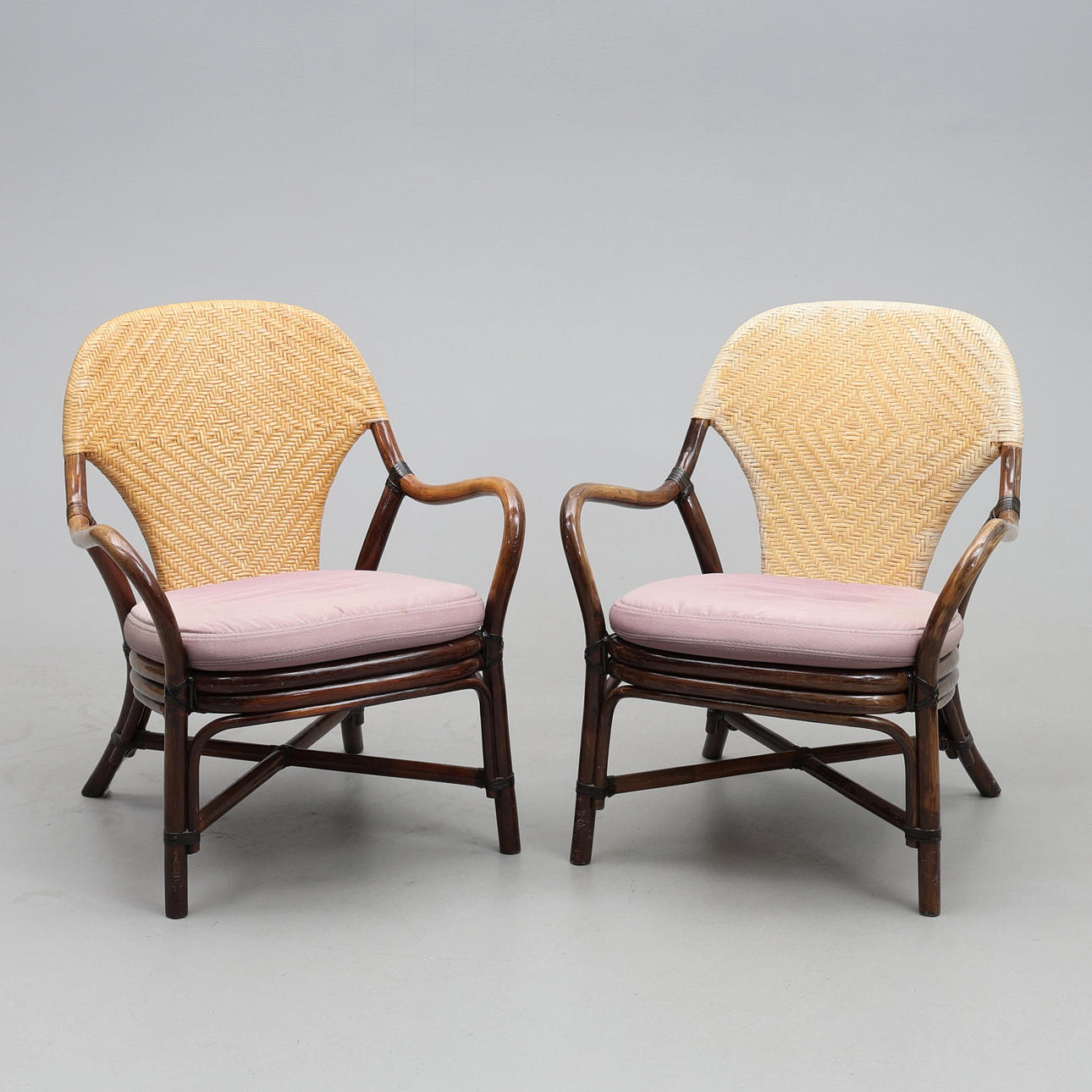 FÅTÖLJER. Ett par, rotting.