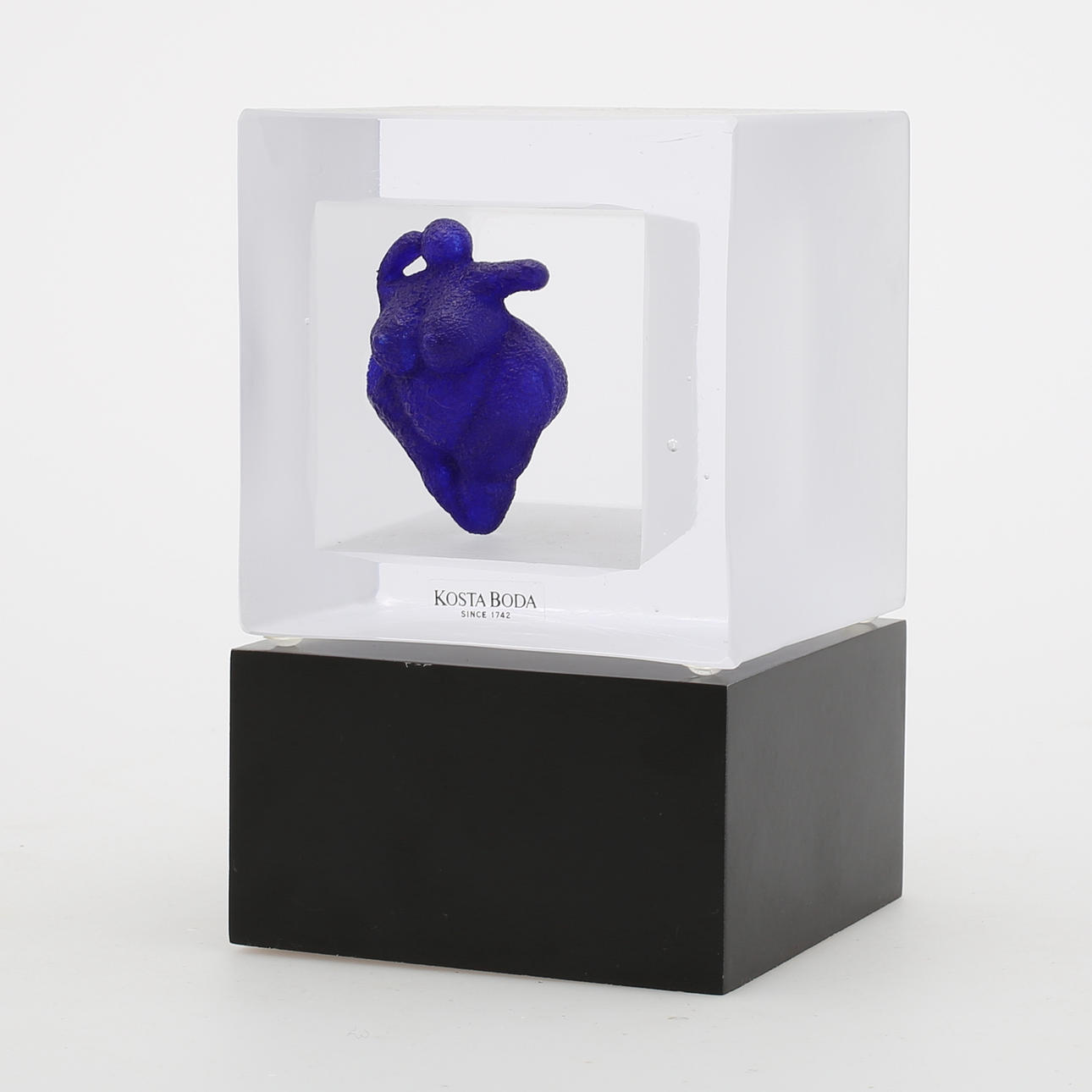 KJELL ENGMAN. Skulptur, glas på träsockel, Kosta Boda, signerad.