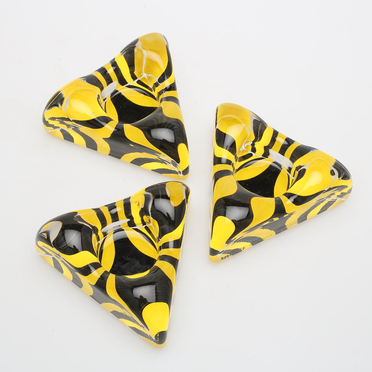 ULRICA HYDMAN VALLIEN. Ljuslyktor, 3 st, "Piece Of Cake", Kosta Boda, signerade.