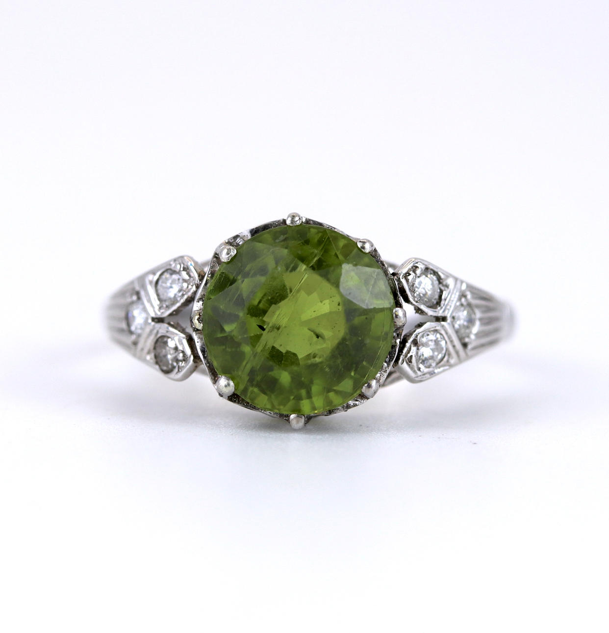 18CT GOLD & PLATINUM PERIDOT & DIAMOND SET RING.