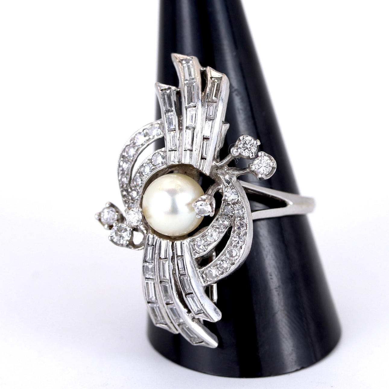 18CT ART DECO DIAMOND COCKTAIL RING.