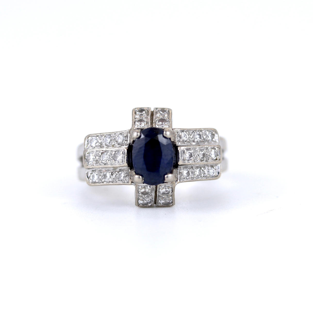 18CT WHITE GOLD SAPPHIRE & DIAMOND SET RING.