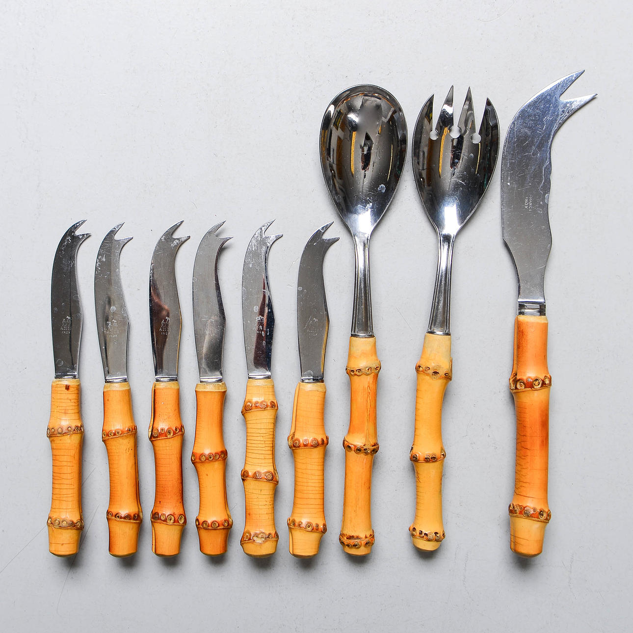 OSTKNIVAR samt SALLADSBESTICK, bambu & rostfritt stål.