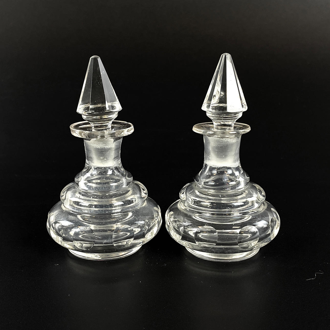 PARFYMFLASKOR med propp, 1 par, 1900-talets första hälft.