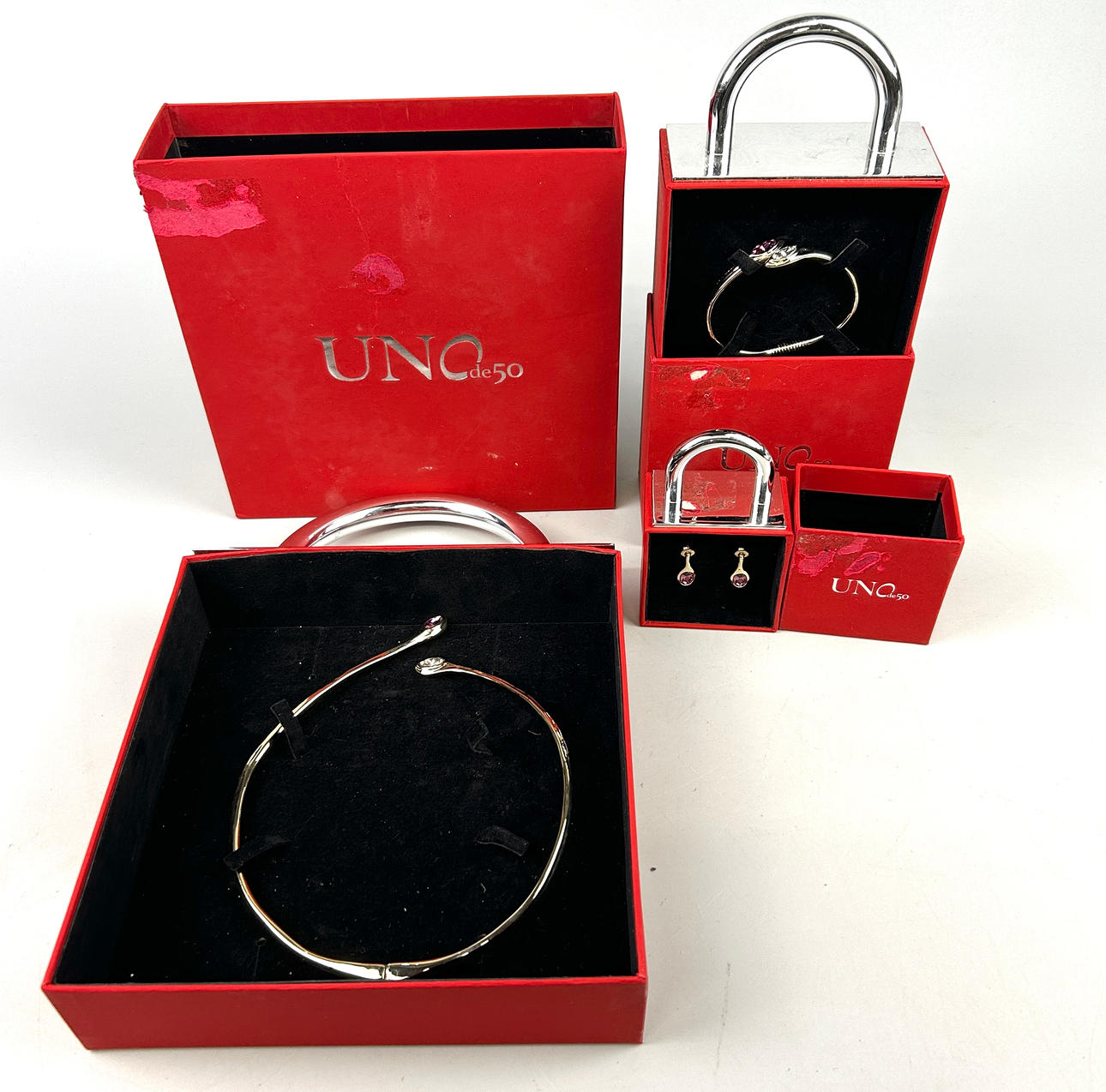 THREE UNO DE50 COSTUME JEWELLERY ITEMS.