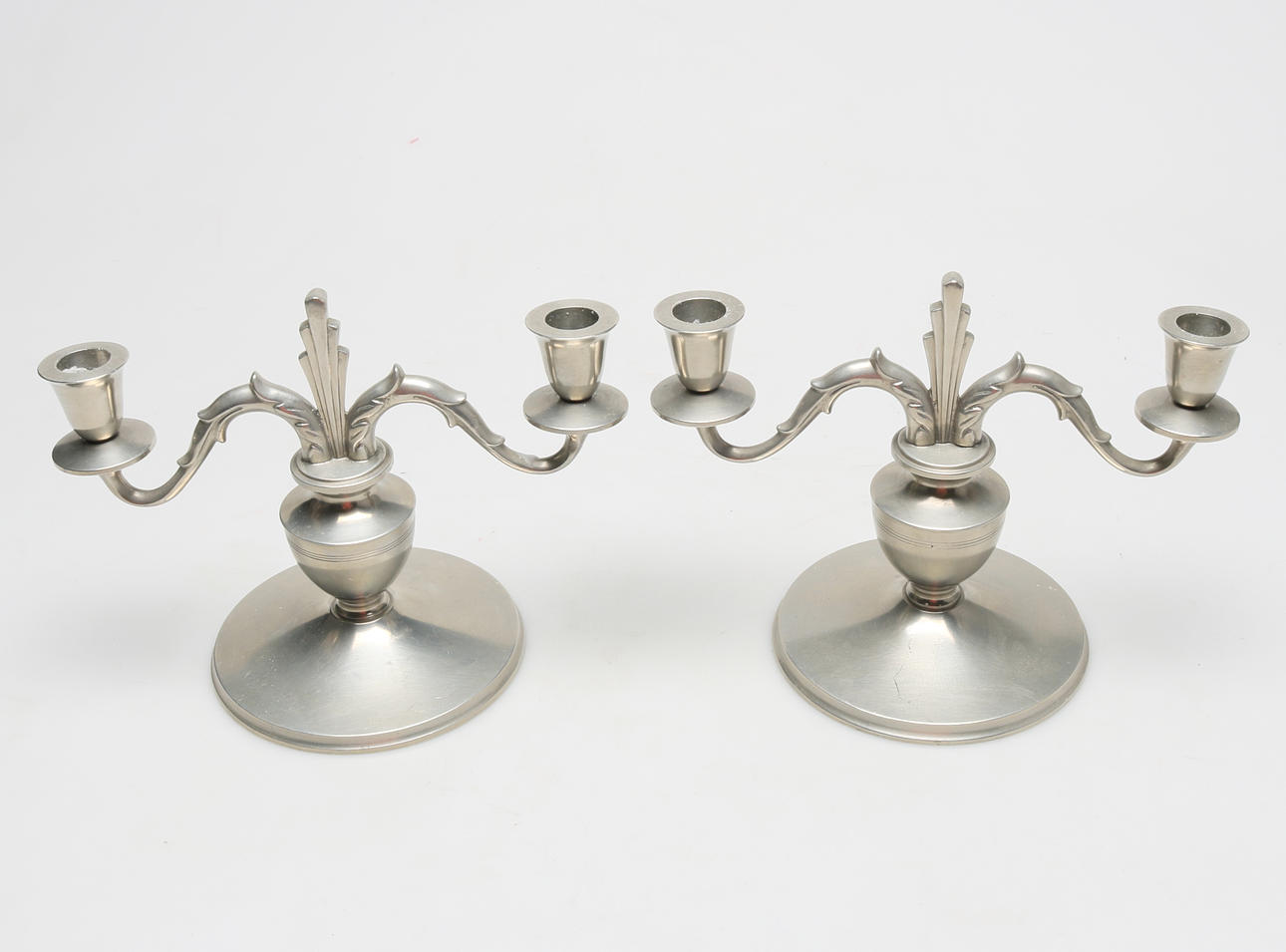 KANDELABRAR, ett par, GAB tenn, 1932.