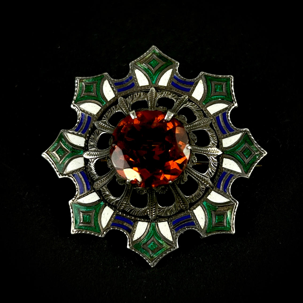 WHITE METAL & ENAMEL BROOCH.