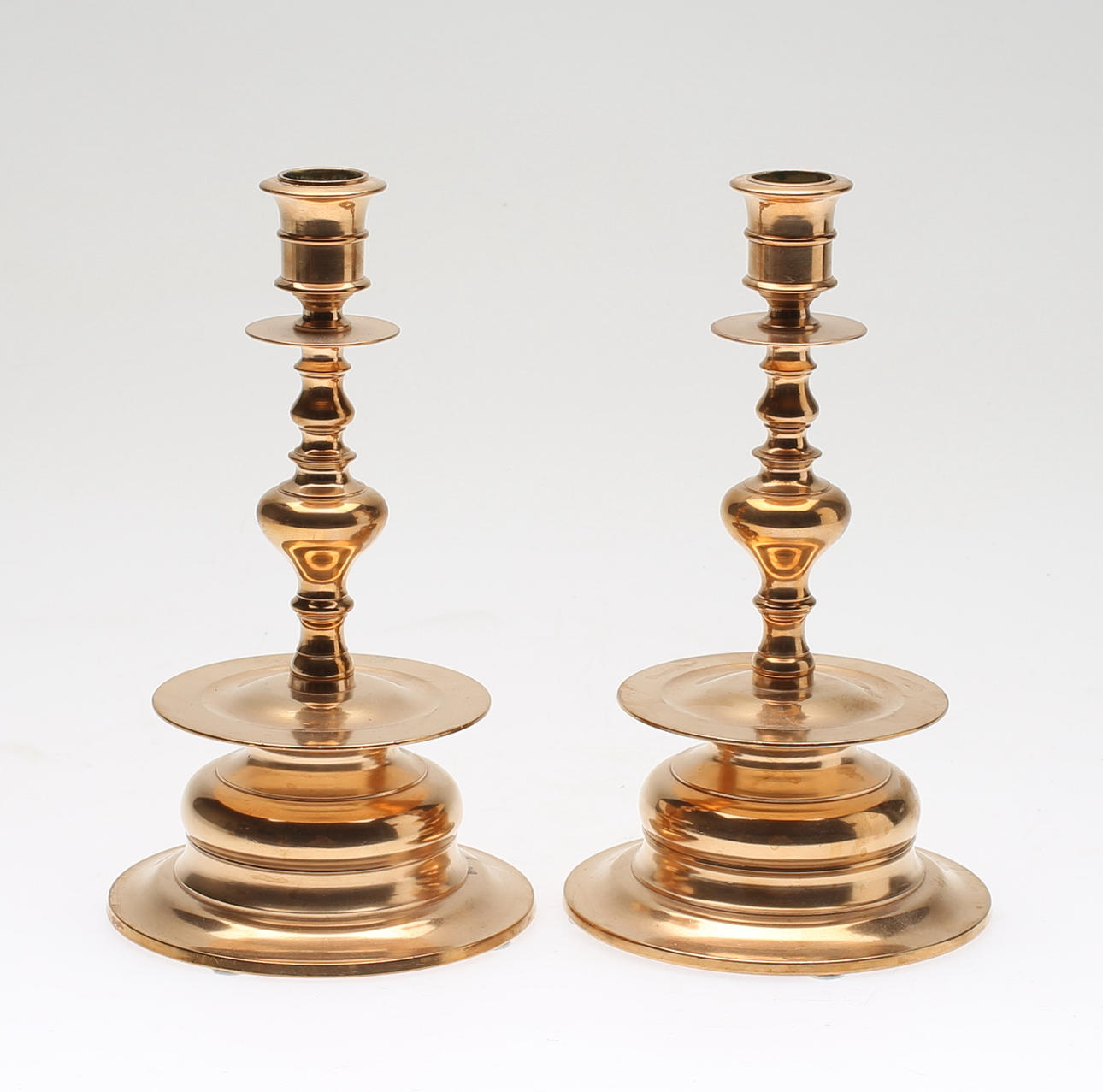 LJUSSTAKAR, 1 par, mässing, Gusums Bruk, 1900-tal.