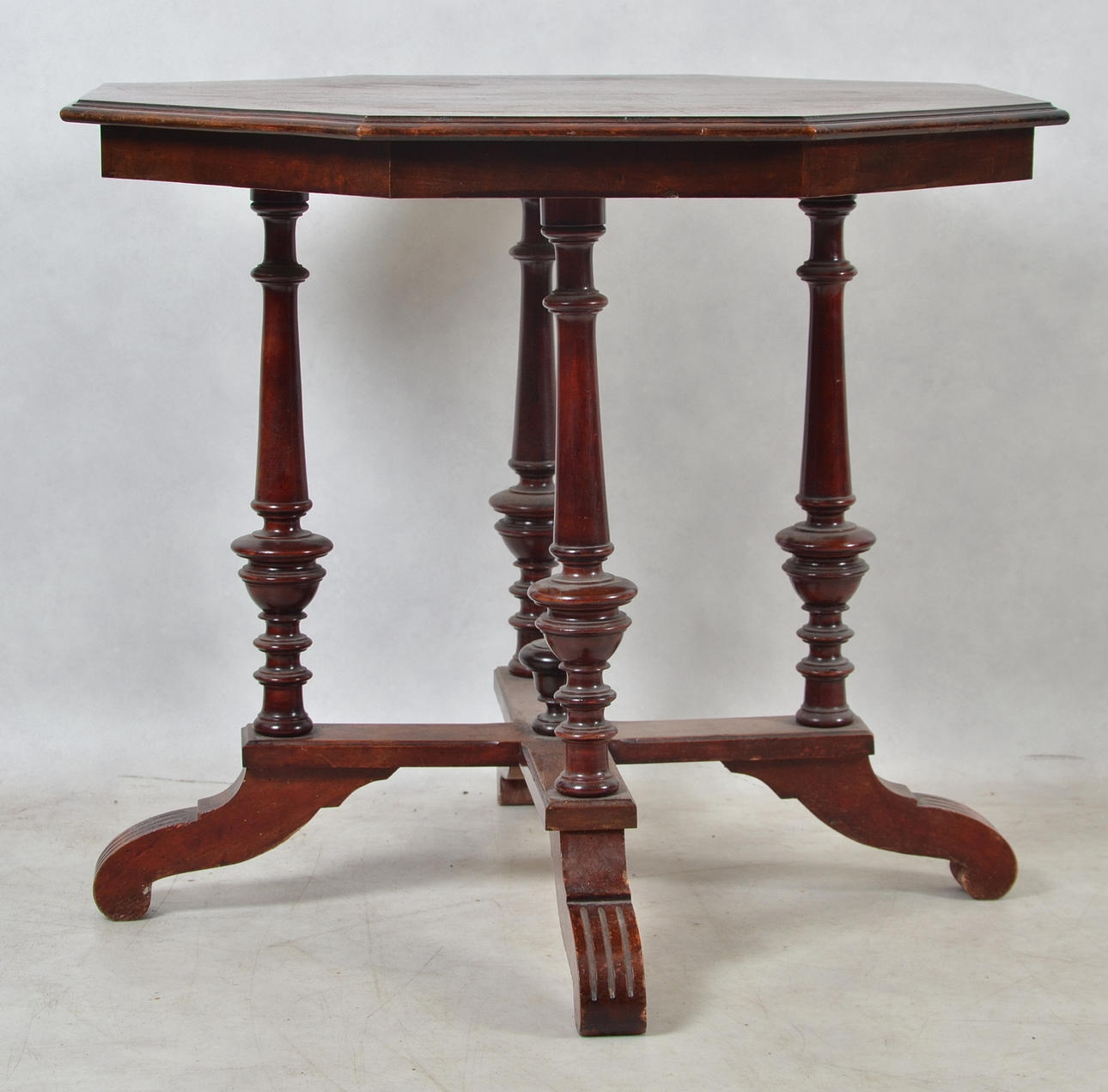 SALONGSBORD, 8-kantigt, mahogny, nyrenässans.