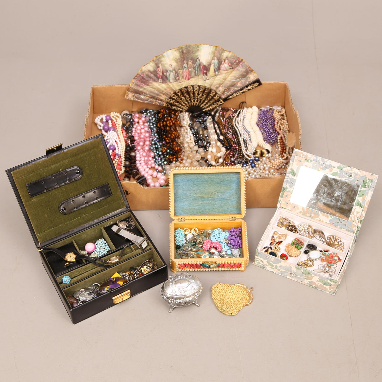 KOSTYMJUVELER, ett parti, med skrin, 1900-tal.