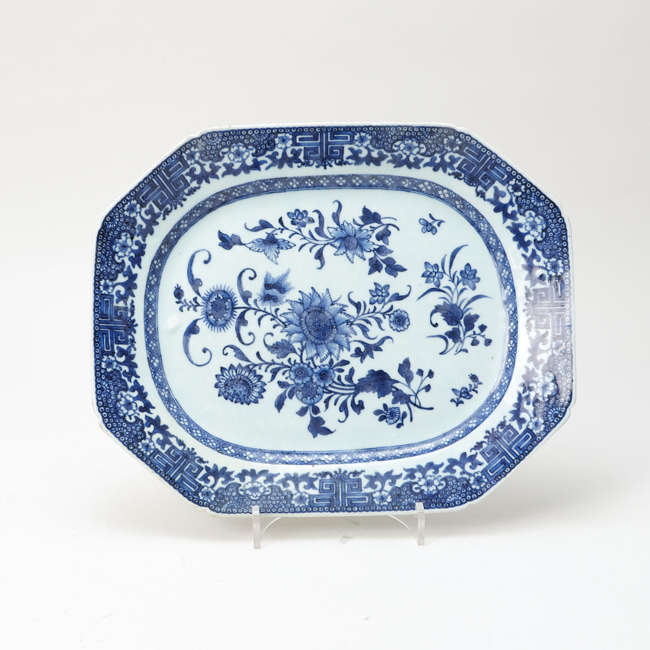 A Chinese crock-pot, 18th century.