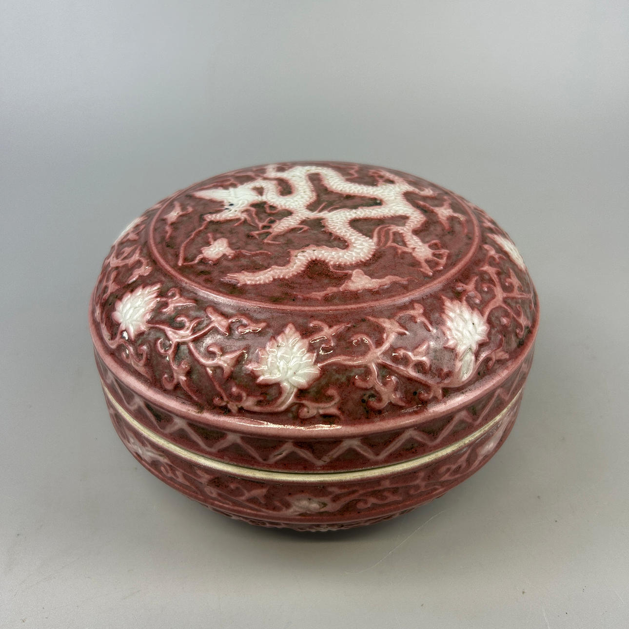 CHINESE RELIEF DECORATED LIDDED BOX.