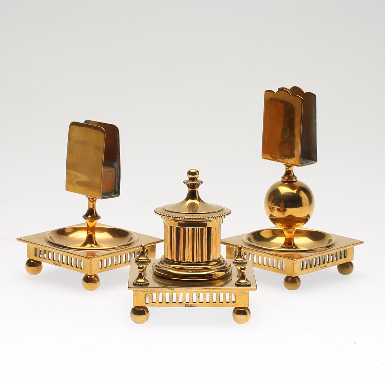 BLÄCKHORN OCH TÄNDSTICKSHÅLLARE, 2 st, mässing, gustaviansk stil, Gusum, 1900-tal.