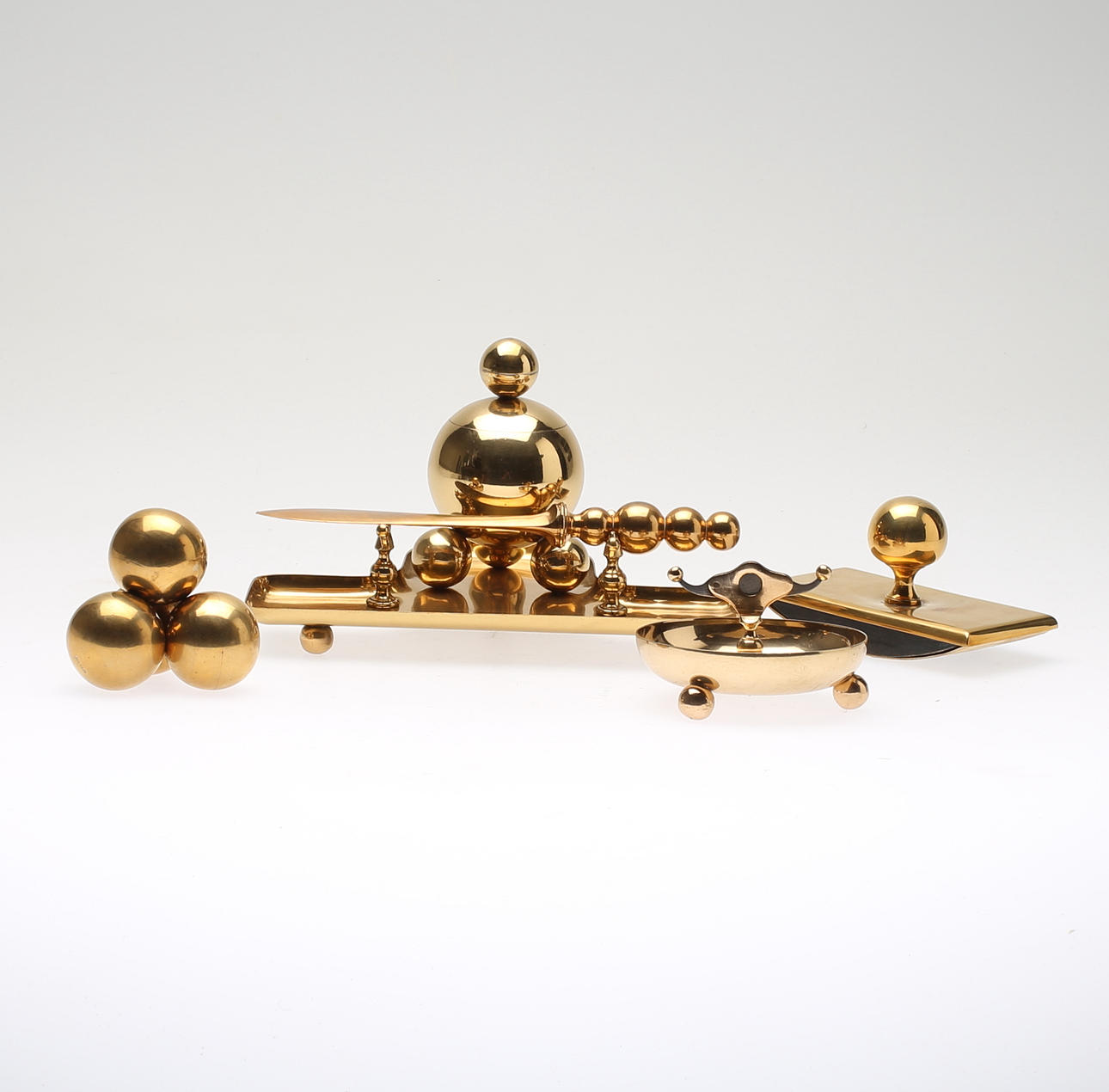 SKRIVBORDSUPPSATS, 5 delar, mässing, Gusum, 1900-tal.