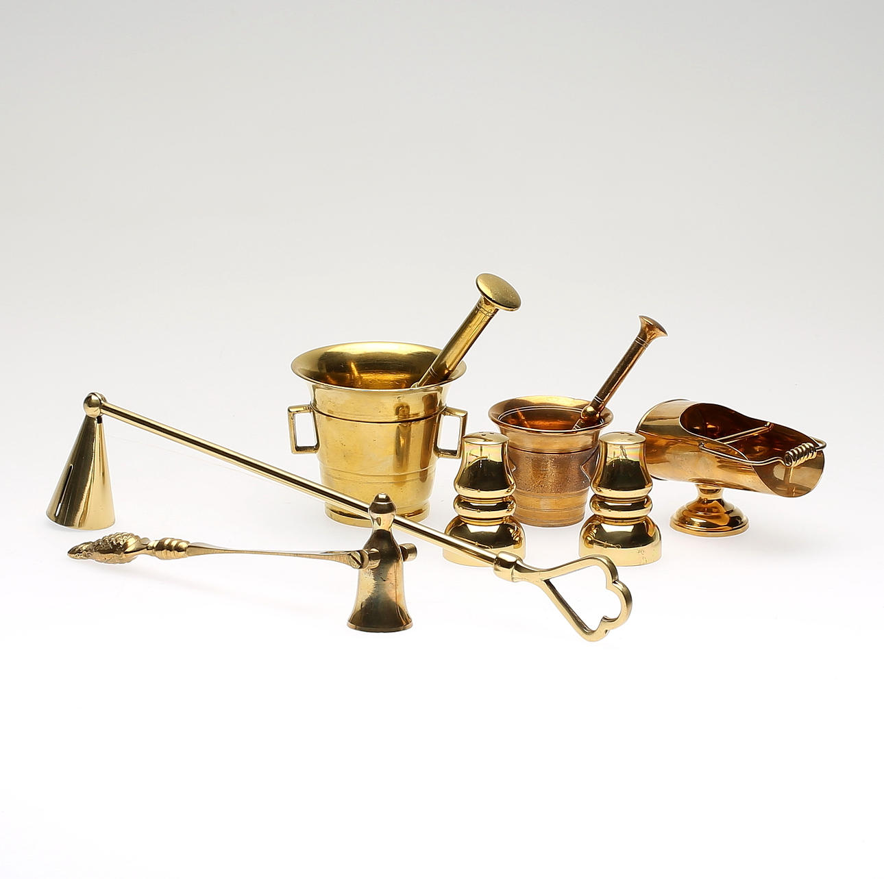 MÄSSINGSFÖREMÅL, 6 st, bl a Gusums Bruk och Gusum, 1900-tal.