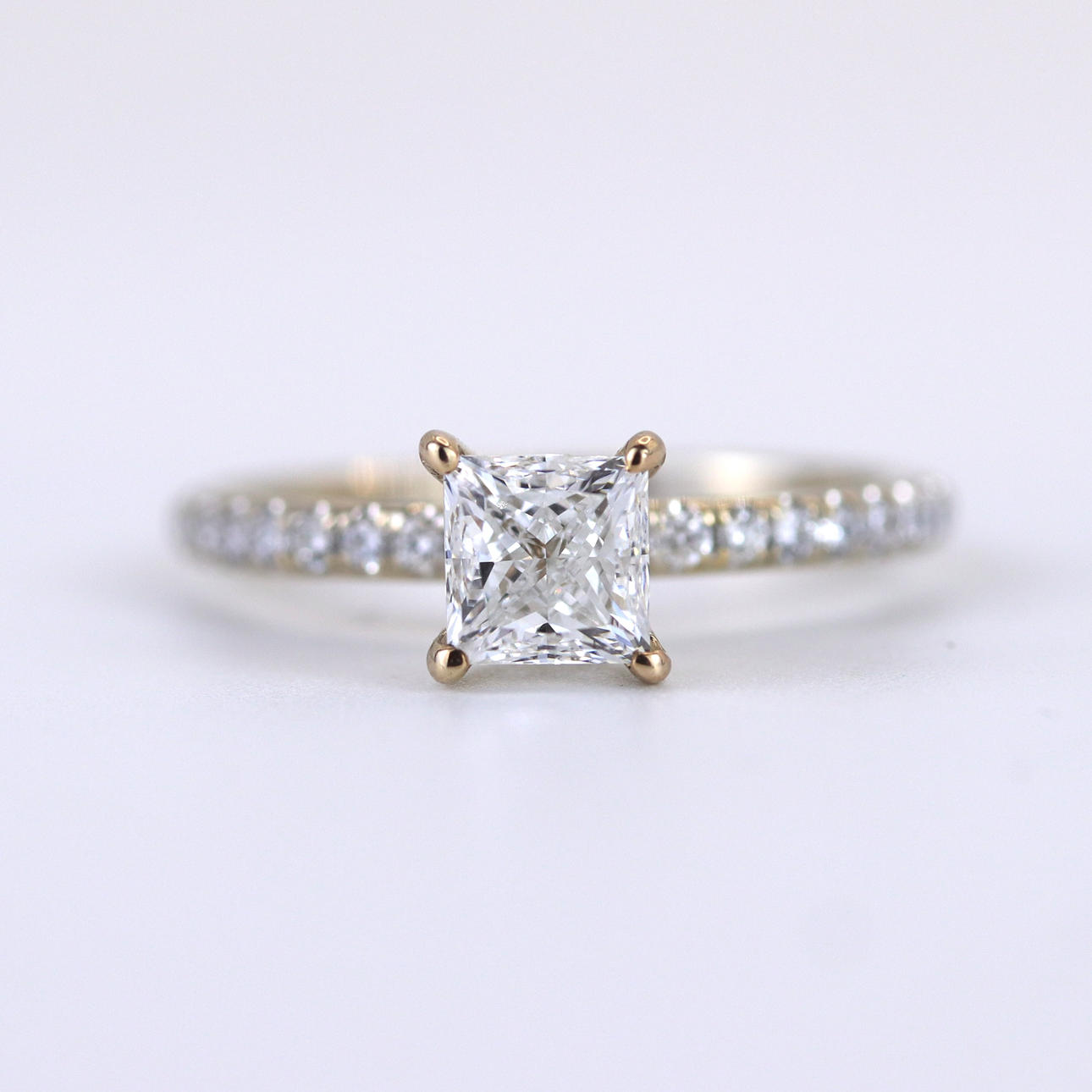 18CT WHITE GOLD PRINESS CUT DIAMOND SOLITAIRE RING.