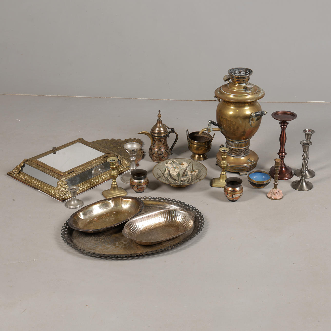 A COLLECTION OF METALWARE (QTY). Miscellaneous - Miscellaneous - Auctionet