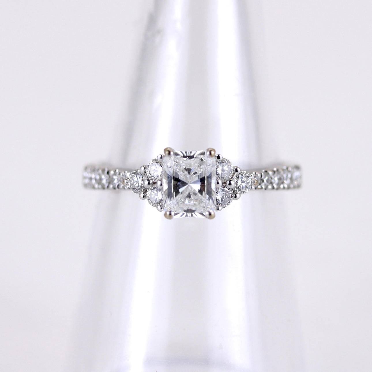 18CT RECTANGULAR CUT DIAMOND RING.