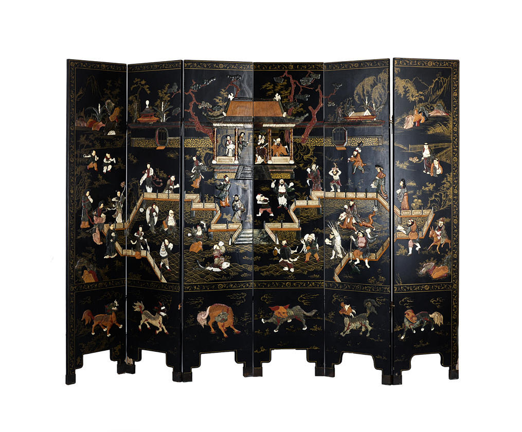 KINESISK SKÄRM. Palatsscen med flera figurer med härskare, forskare, hovliga damer, helgon och mytiska varelser.