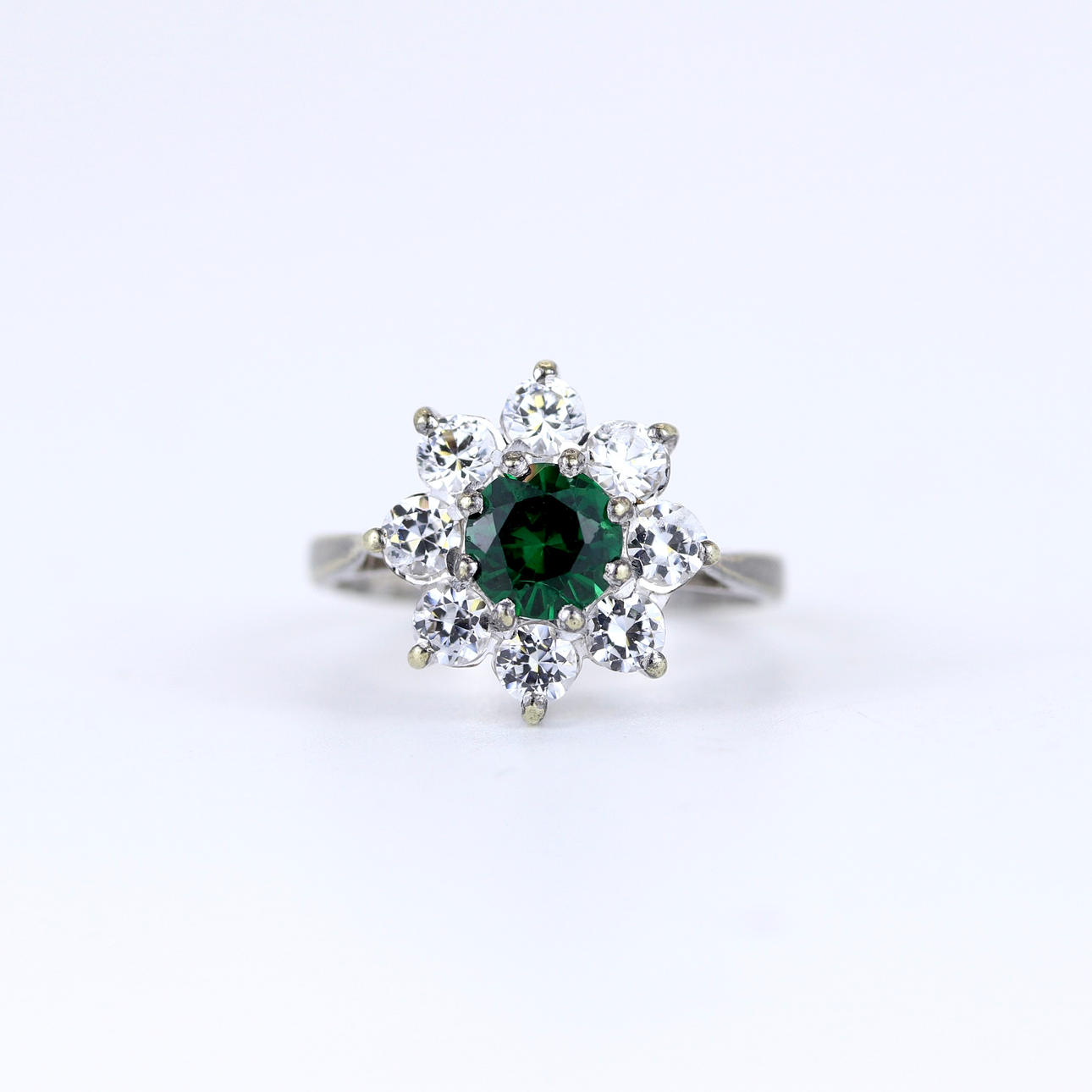 9CT WHITE GOLD DRESS RING.