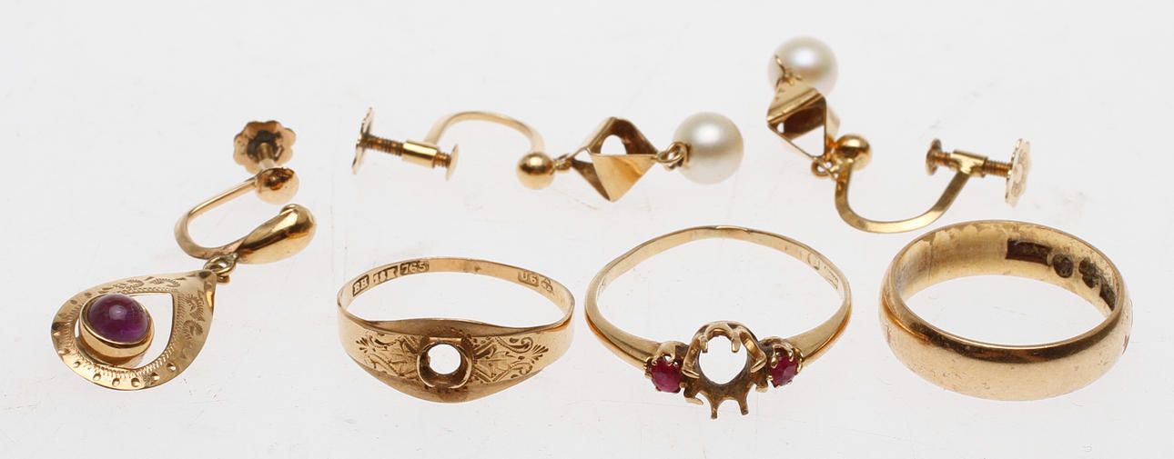 GULDSMYCKEN, 18k guld, vikt ca 10,7 gram.