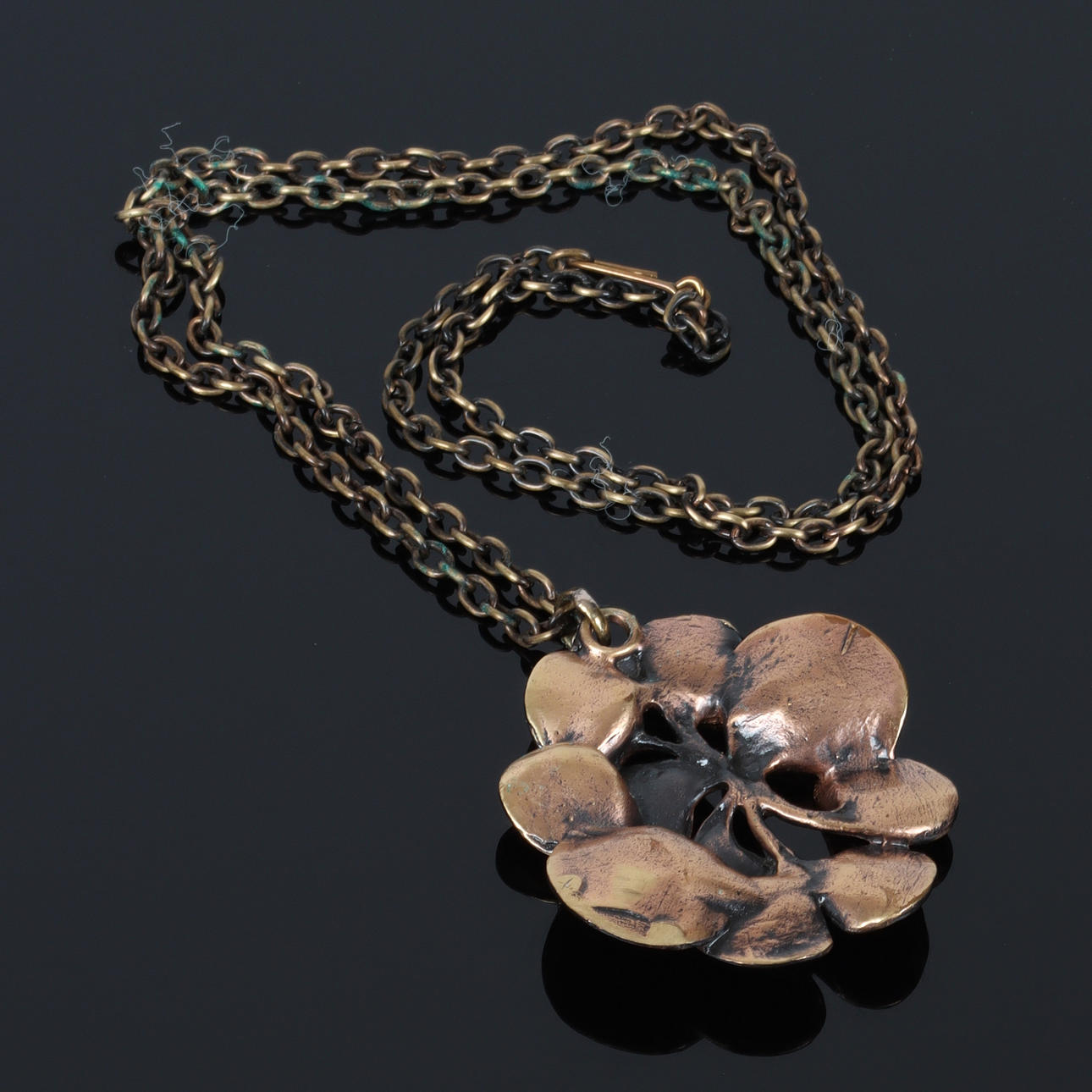 HANNU IKONEN. Hänge, brons, "Lava", Valo koru, Finland. 1960-tal.