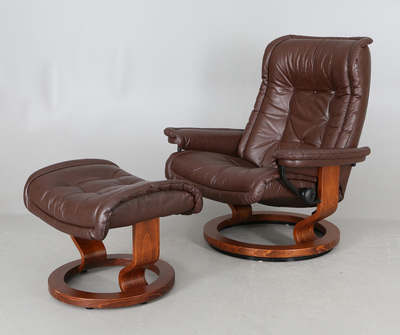 FÅTÖLJ och FOTPALL, Skinn Stressless Royal, 2000-tal.