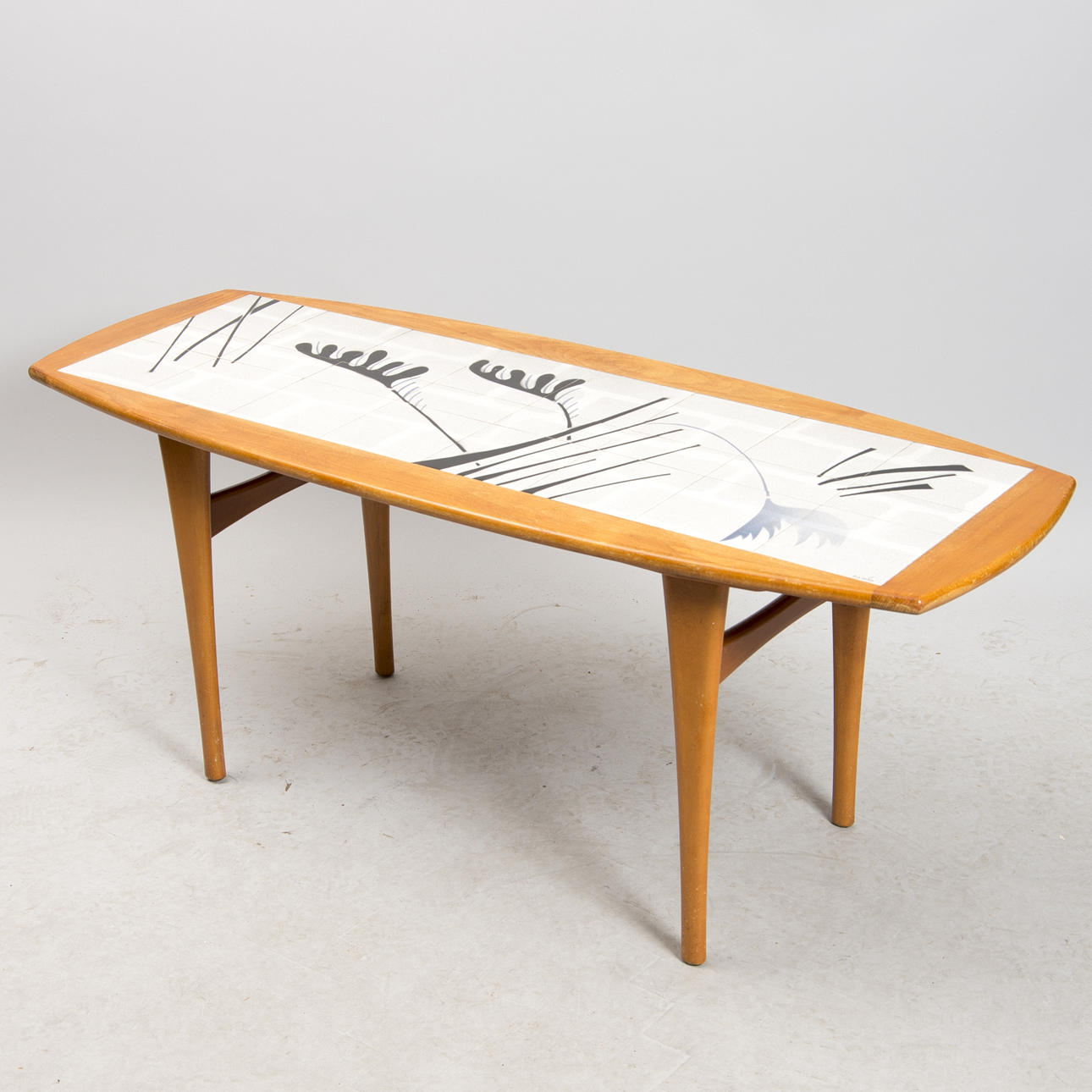 SOFFBORD MED KAKELSKIVOR, 1900-talets mitt.