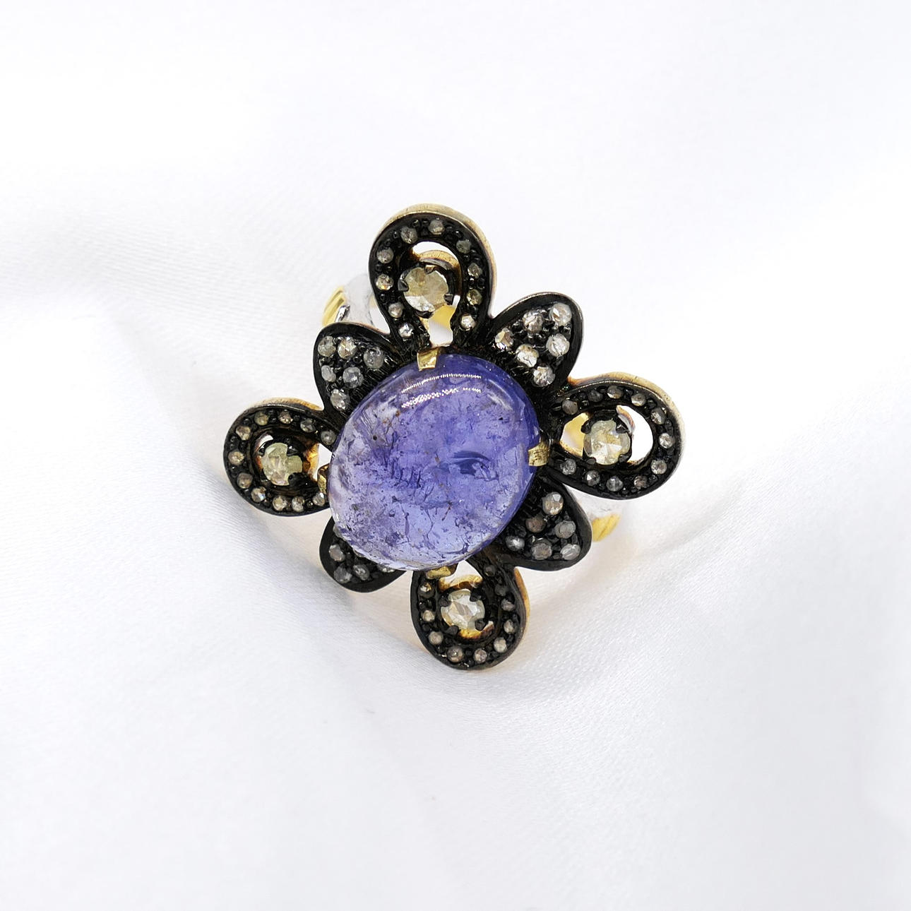 TANZANITE & DIAMOND dress ring.