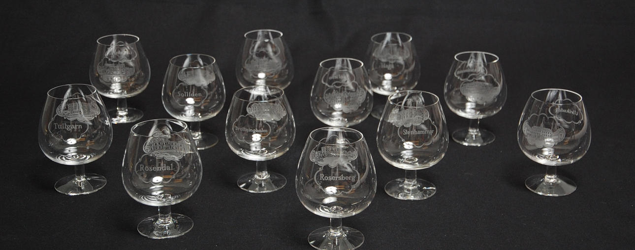 COGNACSKUPOR, 12 st, med motiv från Svenska slott.