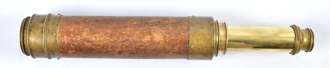 TUBKIKARE, mässing och trä. 1800-tal.