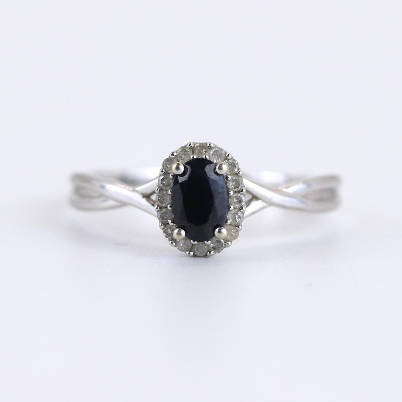 9CT WHITE GOLD SAPPHIRE AND DIAMOND RING.