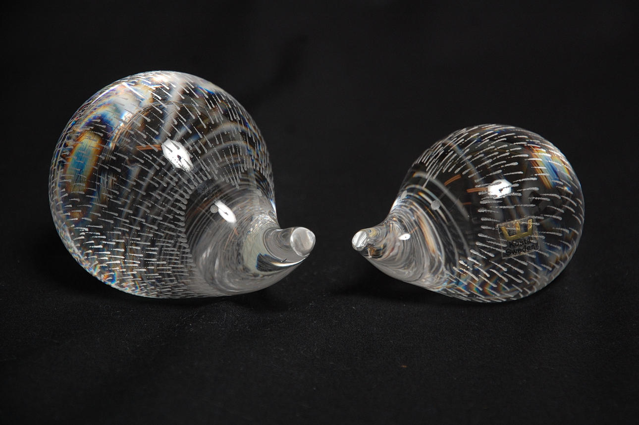 GLASSKULPTURER, 2 st signerade Vicke Lindstrand Kosta.