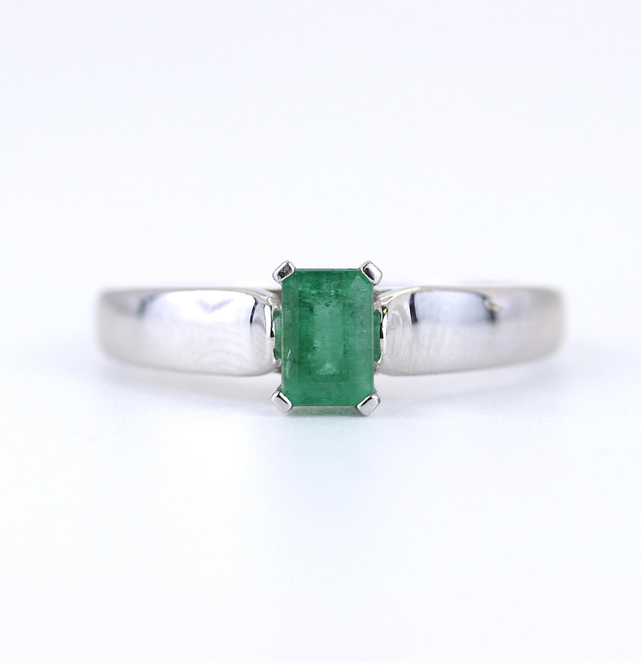 9 CT WHITE GOLD EMERALD SOLITAIRE RING.