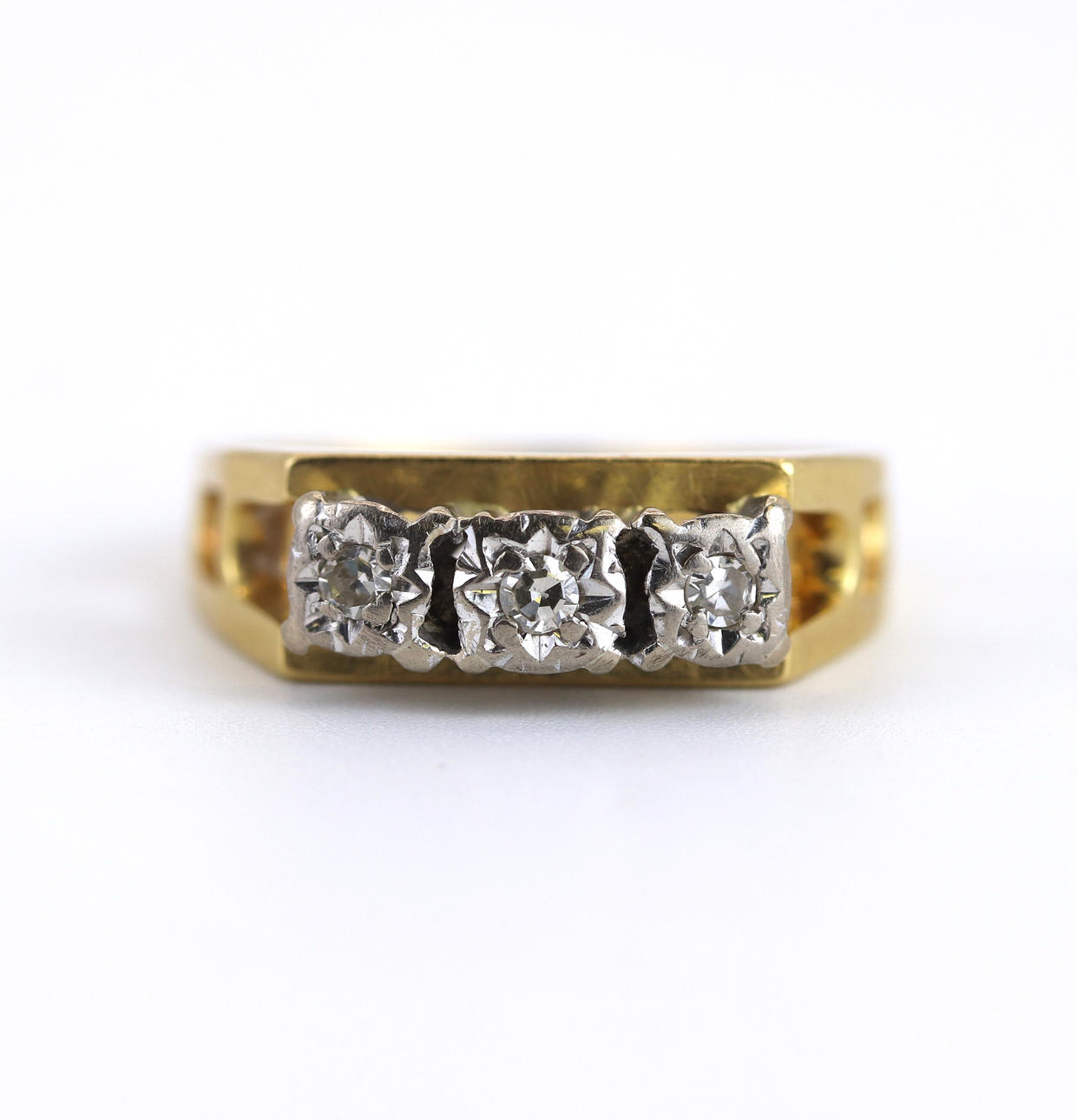 18CT YELLOW GOLD DIAMOND RING.