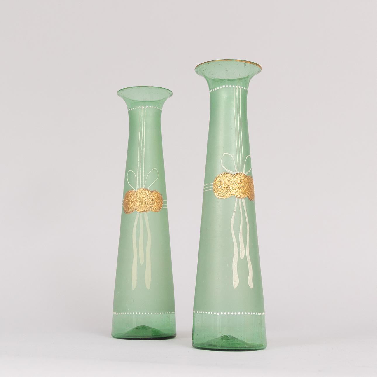 VASER, ett par, bemålat glas, omkring 1900.