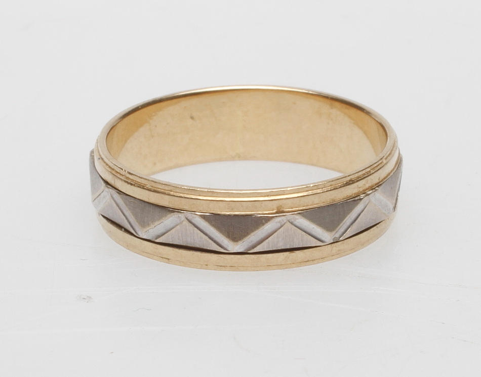 RING, 14k rött/vitt guld, vikt ca 3,4 gr.