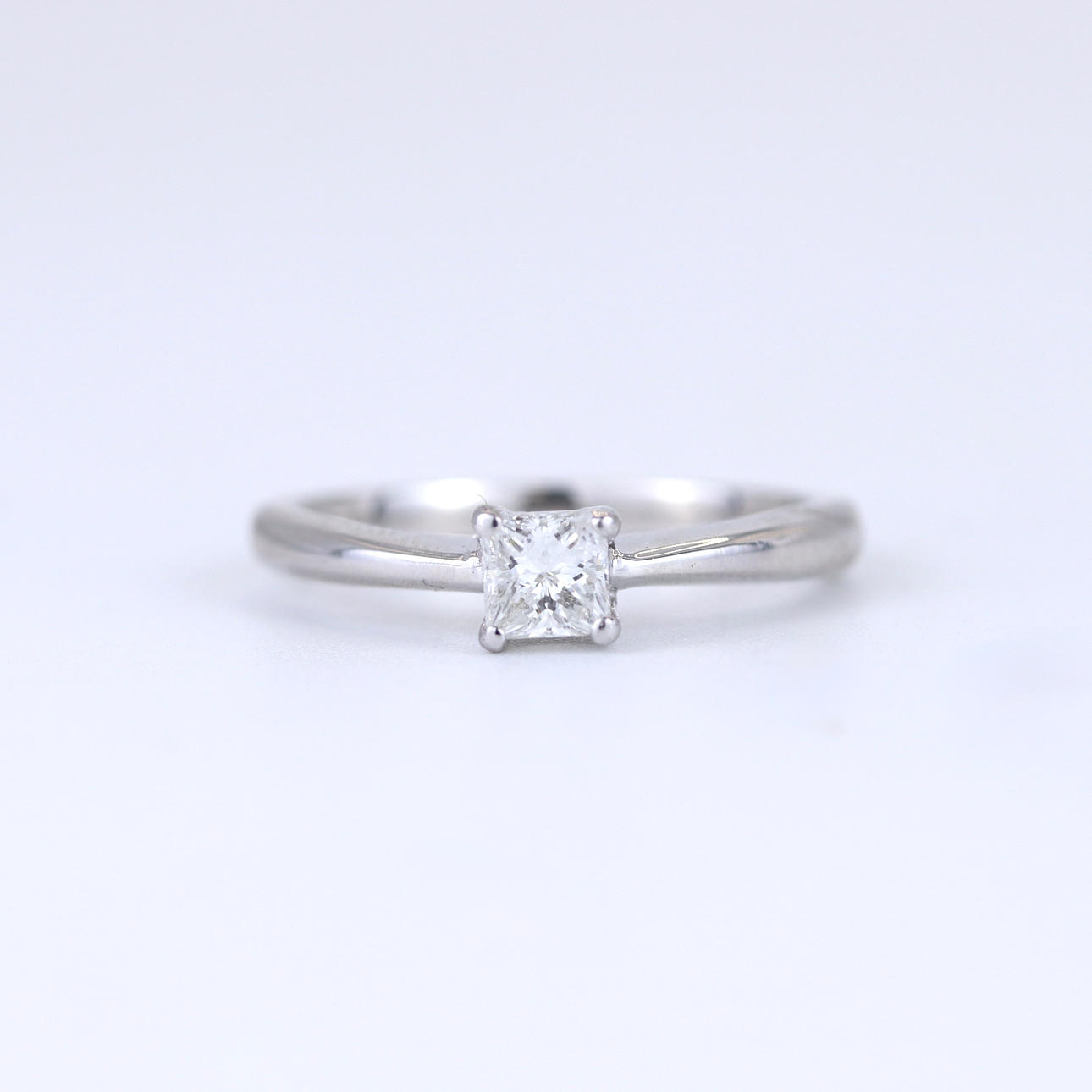 18CT WHITE GOLD PRINCESS CUT DIAMOND SOLITAIRE.