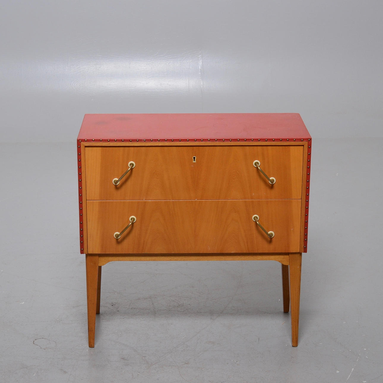 BYRÅ 1950-tal, galonklädd.