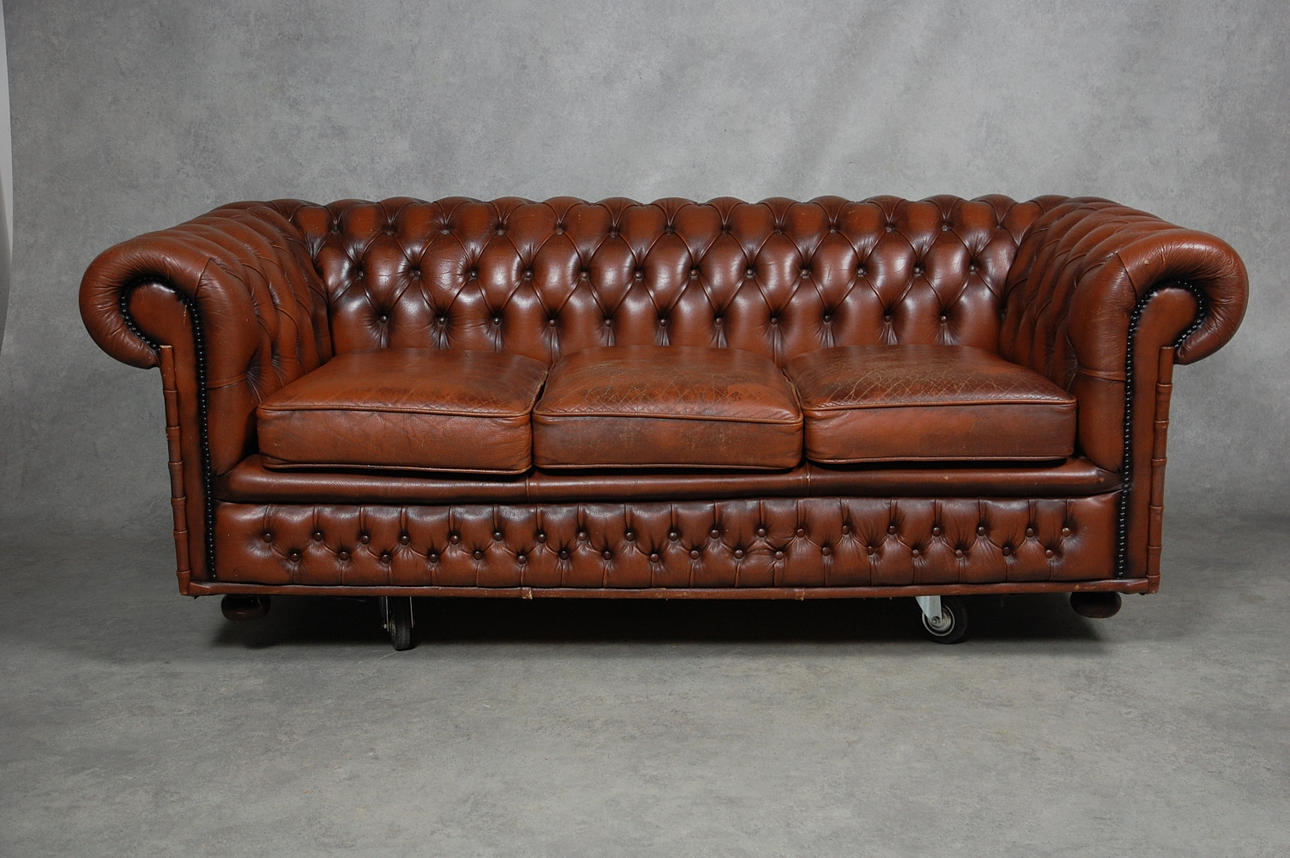 CHESTERFIELD SOFFA skinn England.