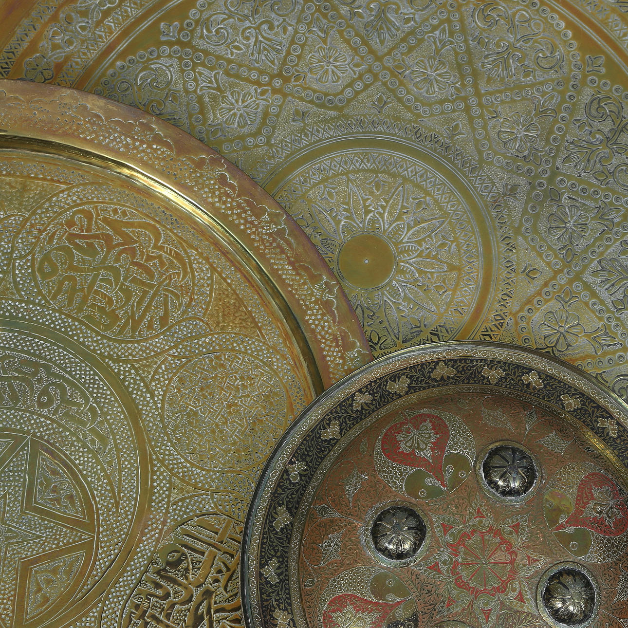 BRICKOR, 2 st samt SKÖLD, orientaliska.