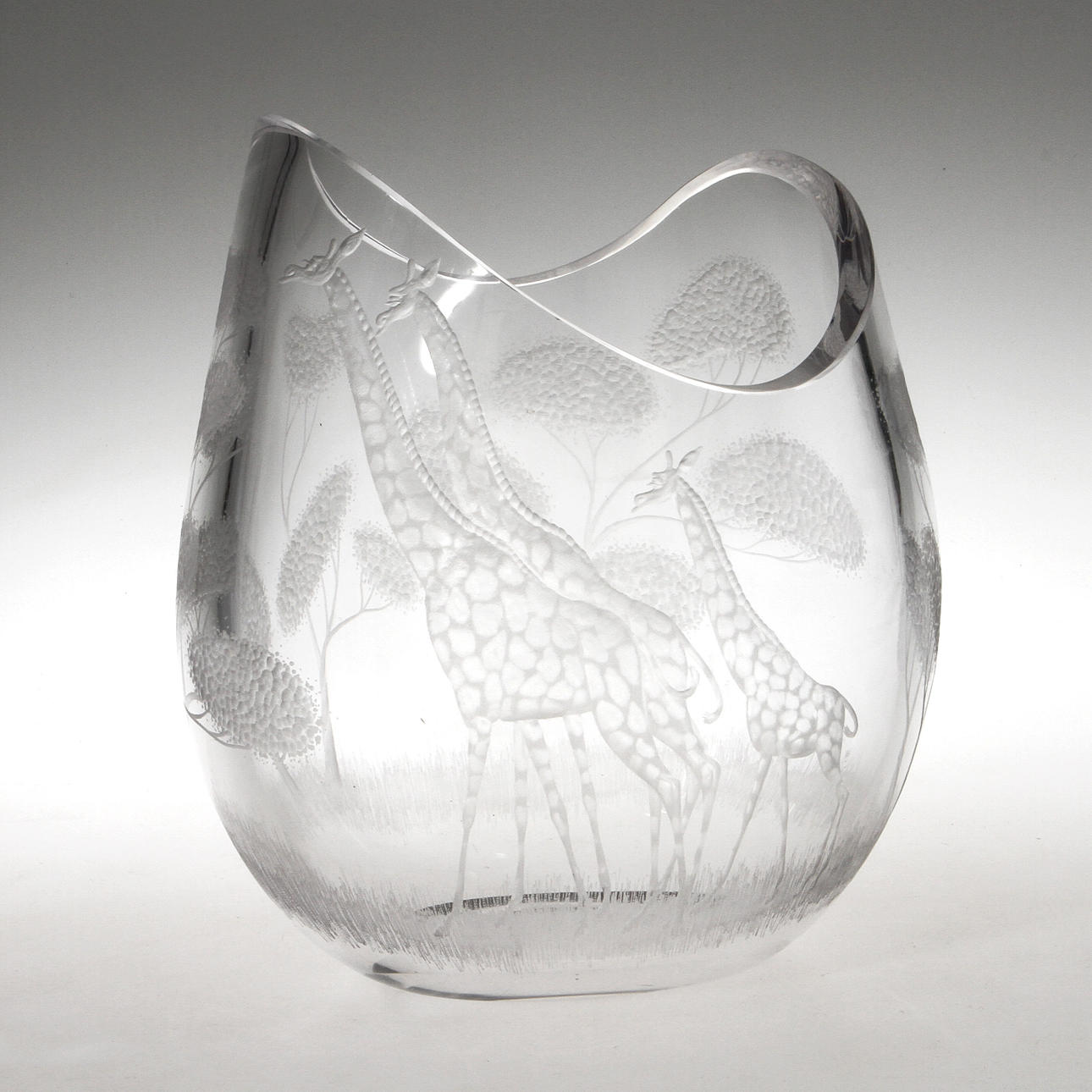 VAS "HÖGVILT/SAFARI", glas. Vicke Lindstrand för Kosta, osignerad.