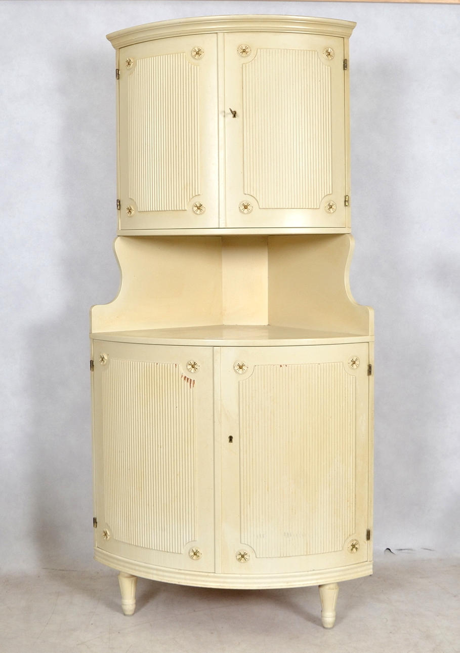 HÖRNSKÅP, gustaviansk stil.