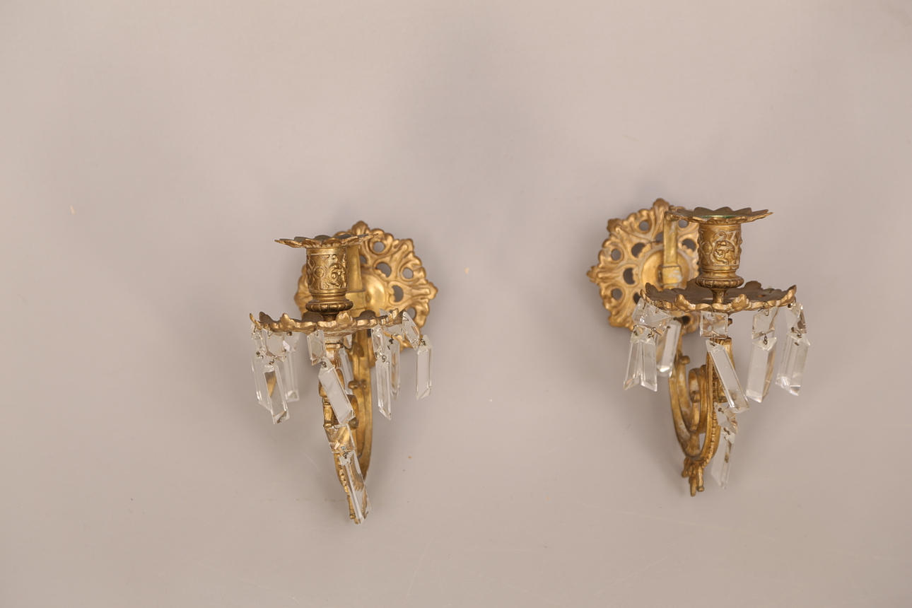 LJUSLAMPETTER, ett par, förgylld metall, prismor, 1900-tal.
