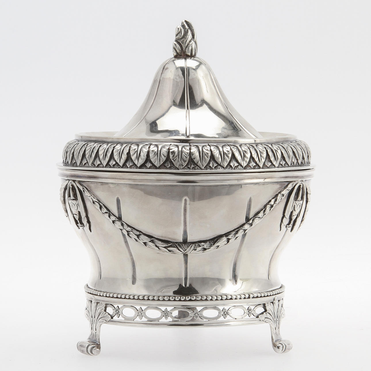 BONBONIERE. silver. 1900-talets början. Vikt 670 gram.